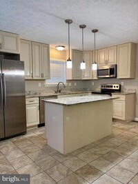 Building Photo - 10886 Moore St