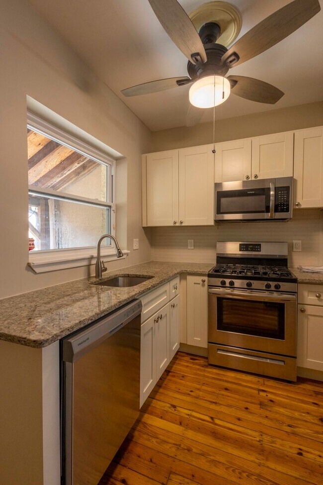 Building Photo - Charming 2BD/1BA Townhome in Patterson Park, MD!