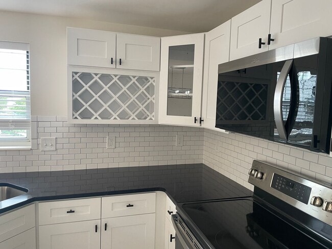 Building Photo - Beautiful 2 Bed, 1.5 Bath Townhome on the Edge of the Desirable Hill Neighborhood Available for Rent