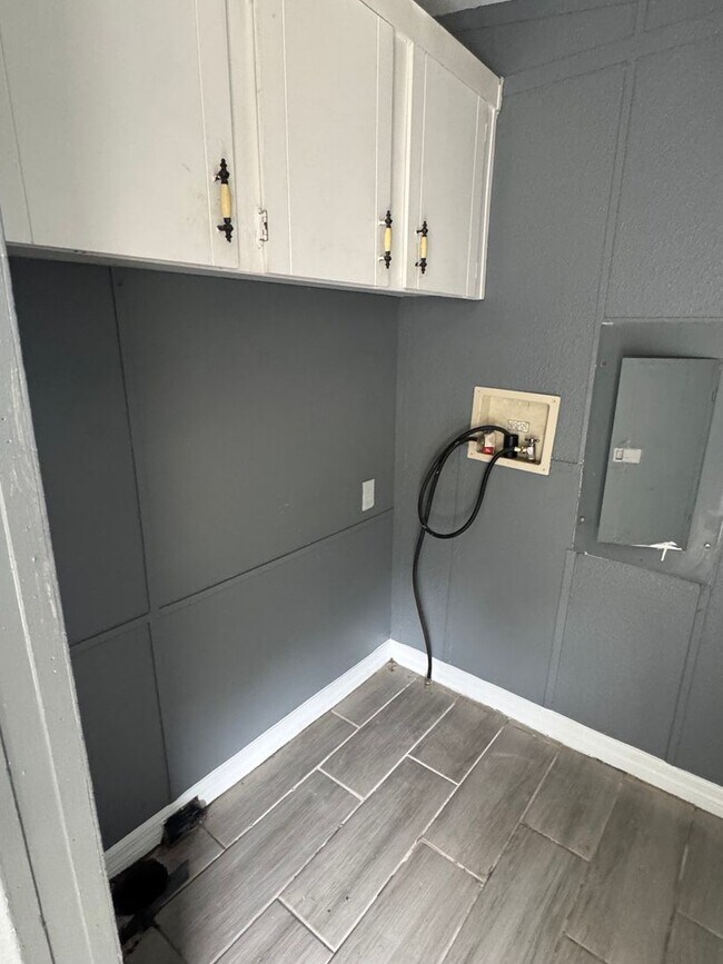 Building Photo - Large Fenced Yard In A Quiet Neighborhood