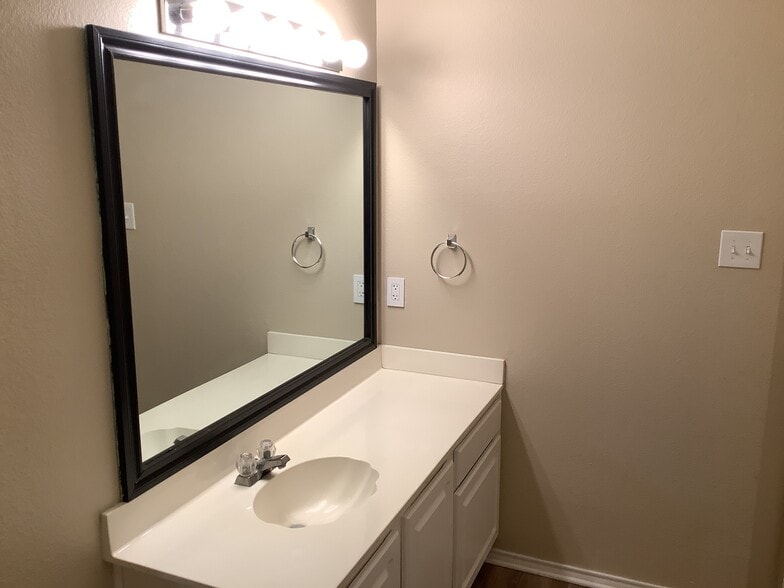 Building Photo - 1511 Cheyenne Trl