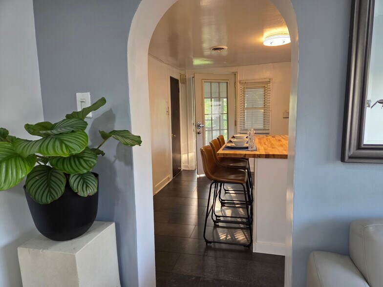 Building Photo - 2015 Davidson Pl