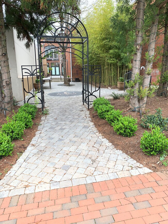 Building Photo - 151 W Main St