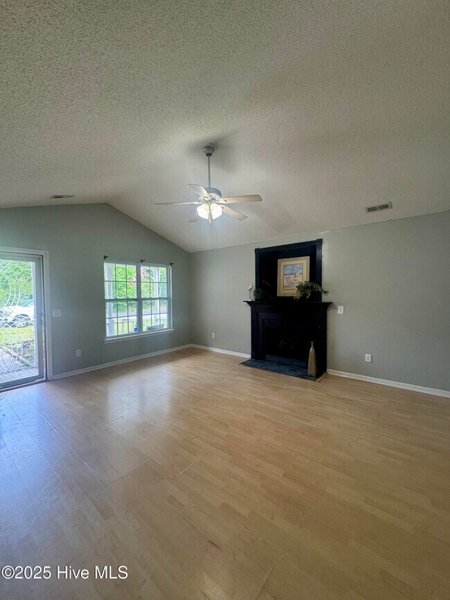 Building Photo - 302 Mattocks Ave