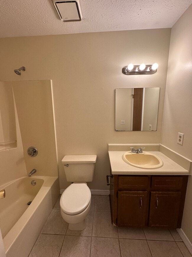 Building Photo - 2 bed 2 bath townhome, perfect location!