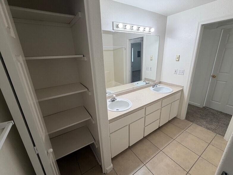 Building Photo - 4338 Ward Pl NE