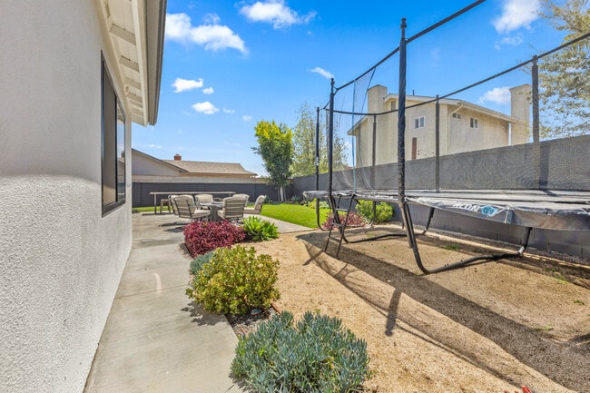 Building Photo - 6522 Farinella Dr