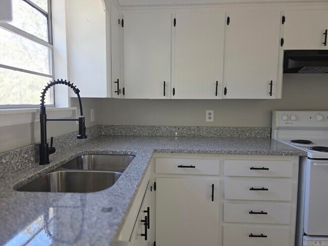 Building Photo - 408 Lindenhurst Dr