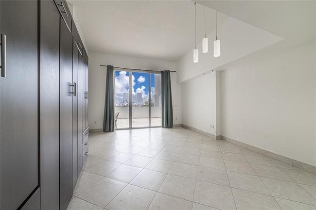Building Photo - 1750 N Bayshore Dr