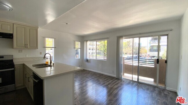 Building Photo - 701 S Kingsley Dr