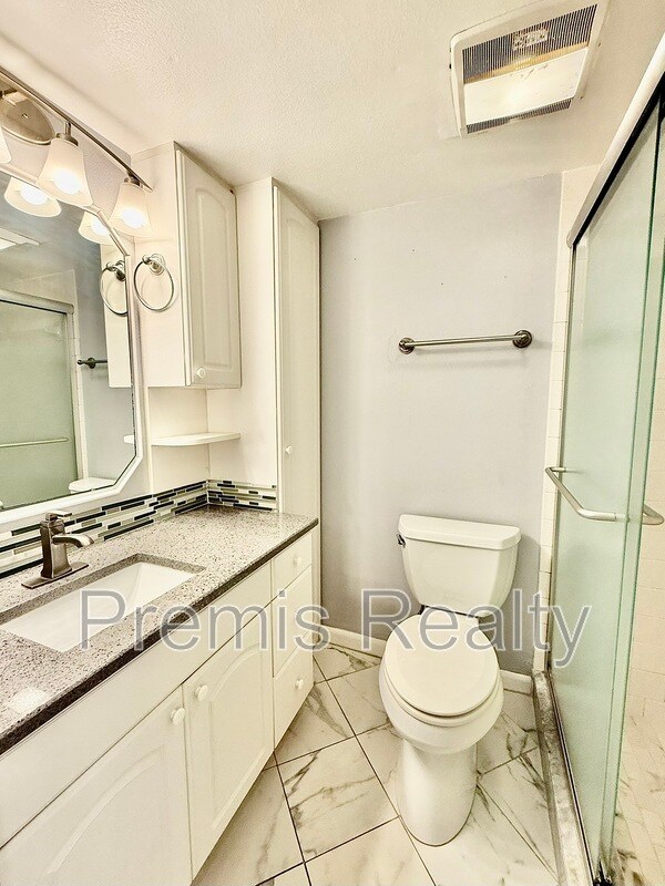 Building Photo - 2800 Cove Cay Dr