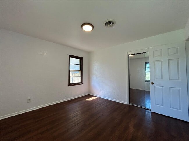 Building Photo - 3208 N Warren Ave