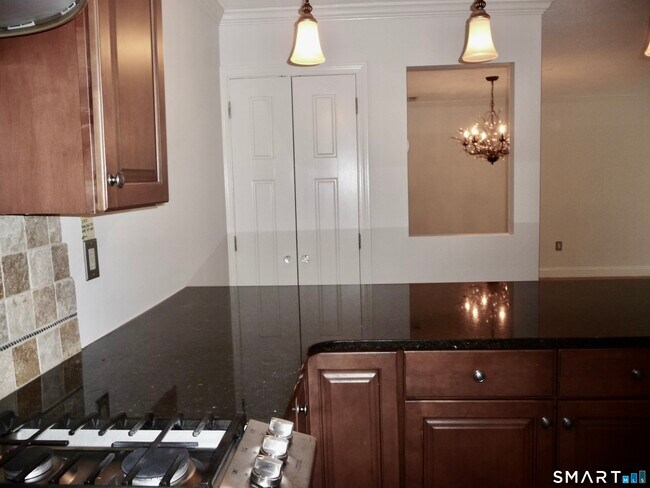 Building Photo - 622 Main St