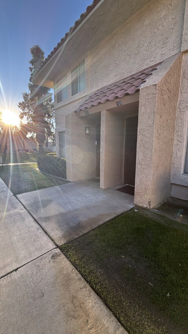 Building Photo - 2 Bedrooms Townhome Availble For Rent in Indio