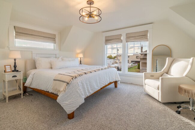 Building Photo - 116 4th Ave N