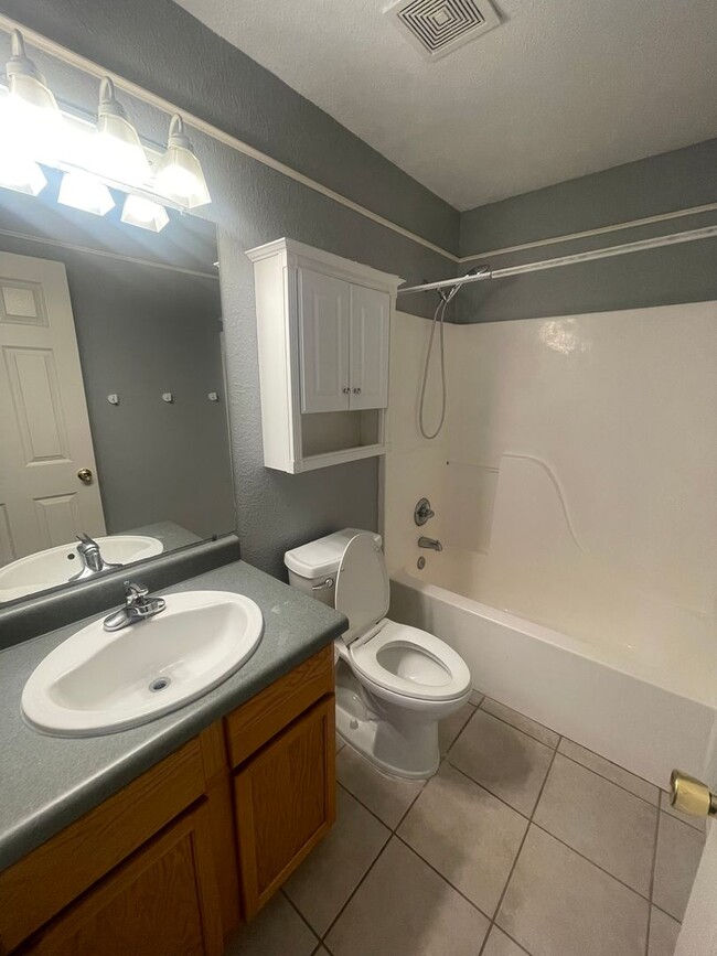 Building Photo - Charming 3 bedroom/2 bathroom Home located in Las Colinas