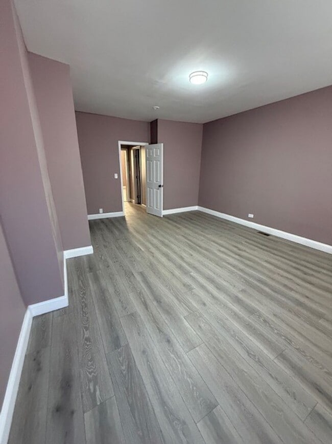 Building Photo - Beautifully Renovated!  Large, Spacious Rooms! W/D Hook-Up! Available Now!