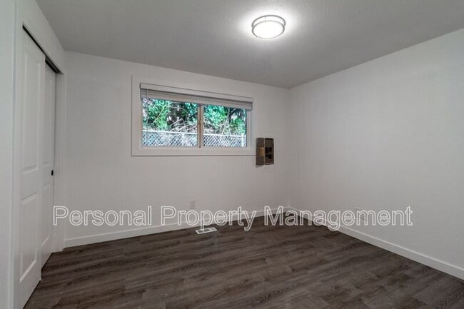 Building Photo - 4325 E 17th St