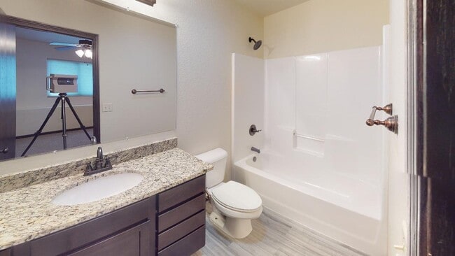 Building Photo - 2 bed town home!