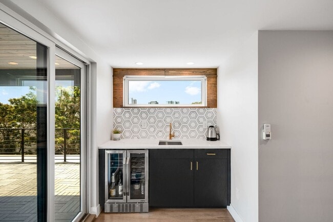 Building Photo - Luxury 4BD, 5BA Duplex in LoHi with Covered Rooftop Deck