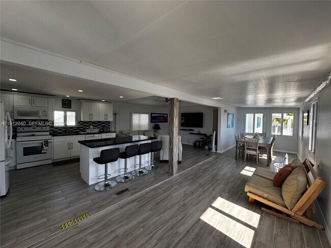 Building Photo - 228 Orchid St