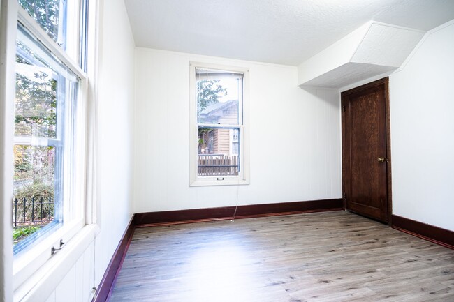 Building Photo - HALF OFF FIRST MONTH - Large 3BR PLUS Bonu...