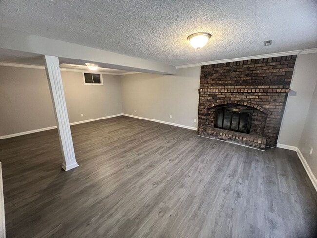 Building Photo - Beautiful Home with Two Living Rooms and Plenty of Outdoor Space