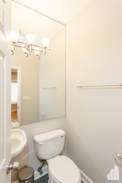 Building Photo - 845 W Lawrence Ave