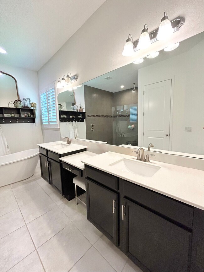 Building Photo - Elegant 5-Bedroom Pool Home for Rent in Sa...