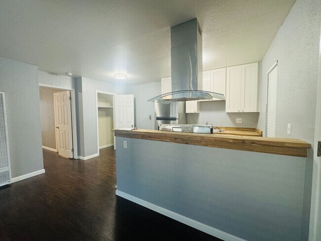 Building Photo - One Bedroom Condo In Fairway West Condominiums