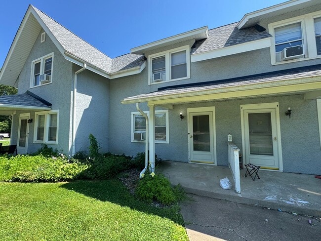 Building Photo - For Rent – Pet-Friendly 2 Bed, 1 Bath Town...