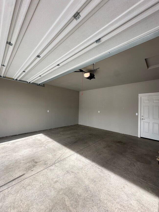 Building Photo - Beautiful Stone Creek Home | Open Layout, RV Parking & Private Pool Access