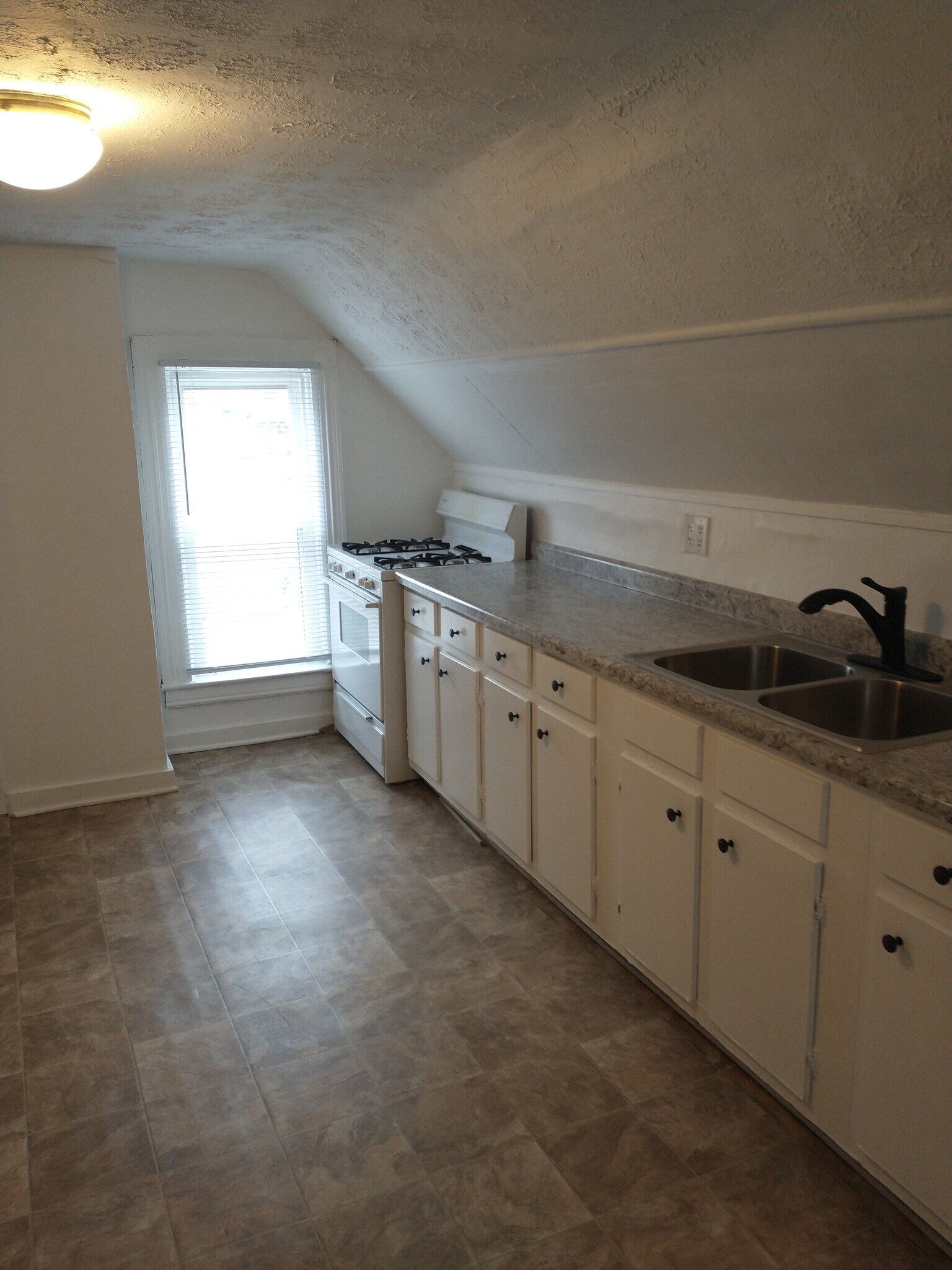 Kitchen - 437 Breck Ave