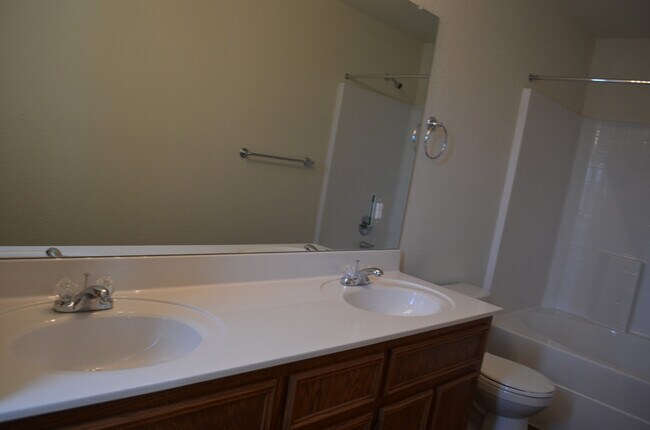 Building Photo - 914 Maplewood Dr