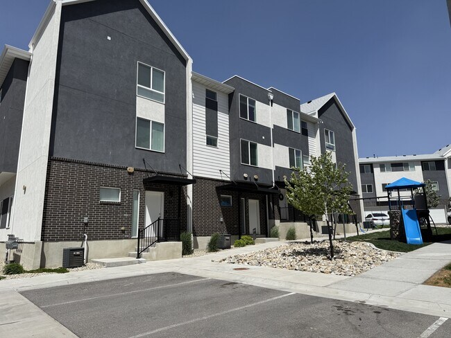 Primary Photo - 63 E Hamblin Ln