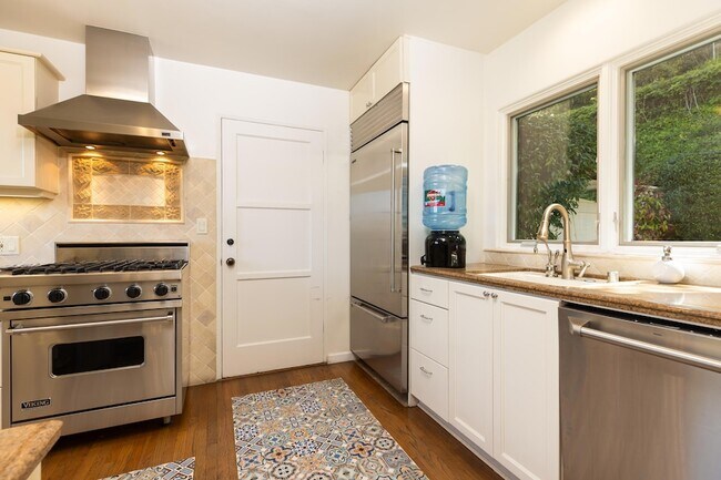 Building Photo - 4015 Lago Dr