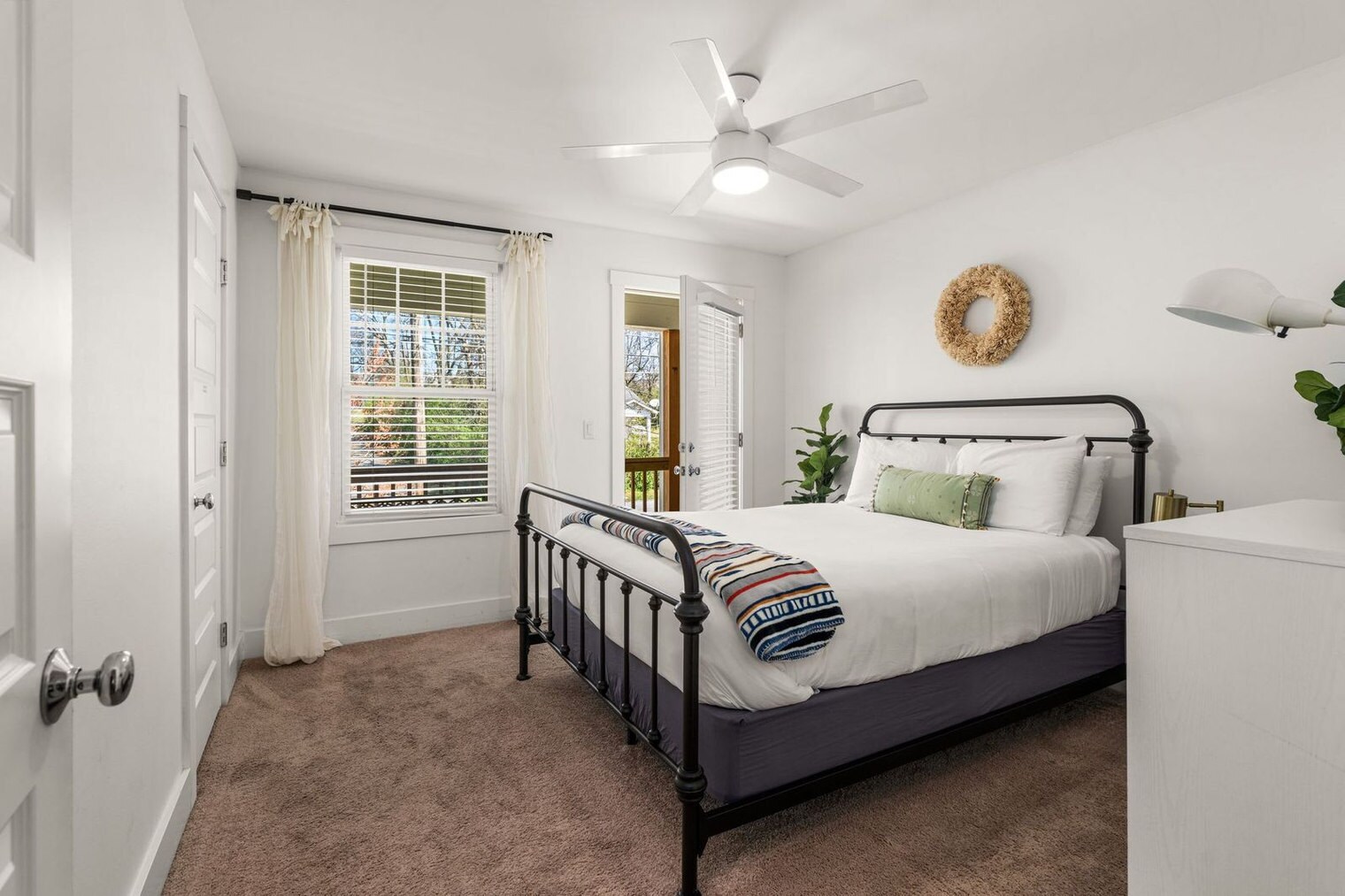 Building Photo - 559 Veritas St