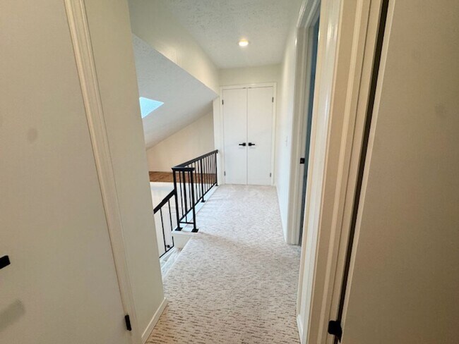 Building Photo - Amazing High-End Townhouse - End Unit - Ca...