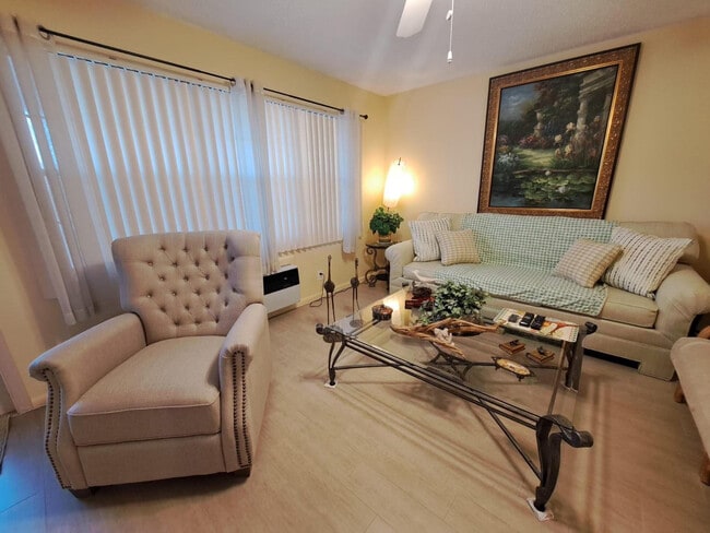 Primary Photo - 336 Oakridge S