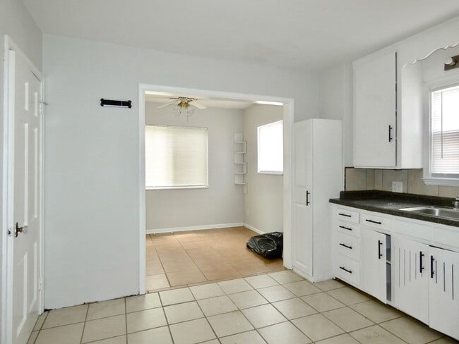 Building Photo - 2211 W Sylvania Ave