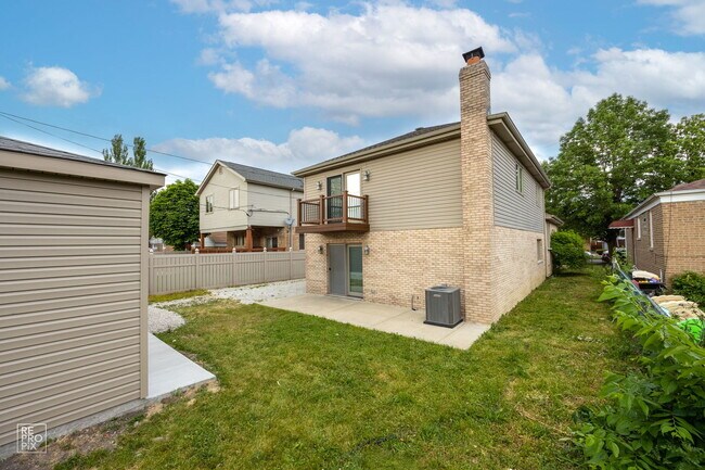 Building Photo - 5614 S Moody Ave