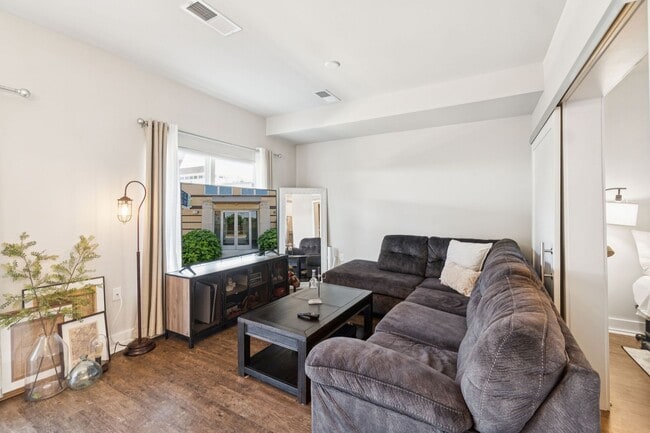 Building Photo - Experience refined living in this beautifu...
