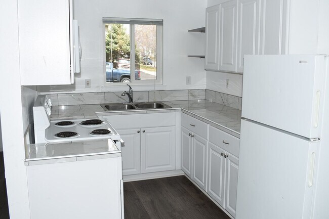 Building Photo - 400-404 LaRue Ave.