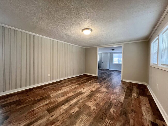 Building Photo - 723 Wren Rd