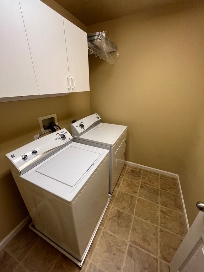 Building Photo - Spacious SE Bend 3 Bed/2.5 Bath on Corner ...