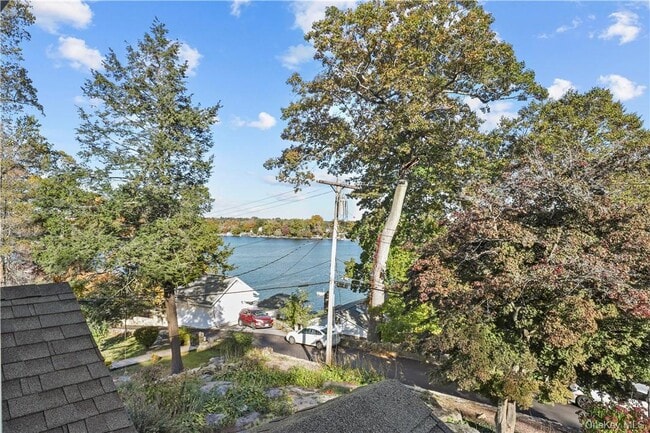 Building Photo - 33 Sycamore Rd