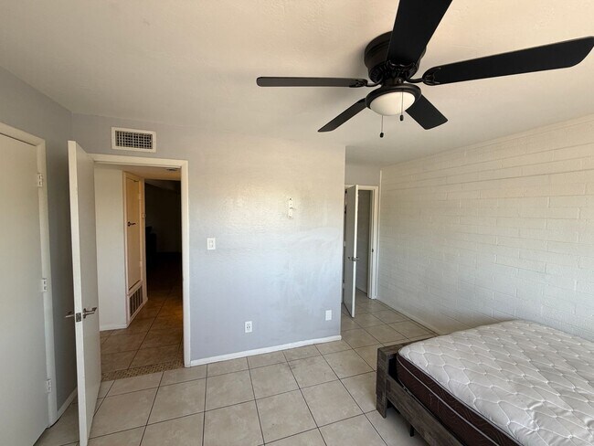 Building Photo - 2 Bedroom 2 Bath Condominium in Great Location