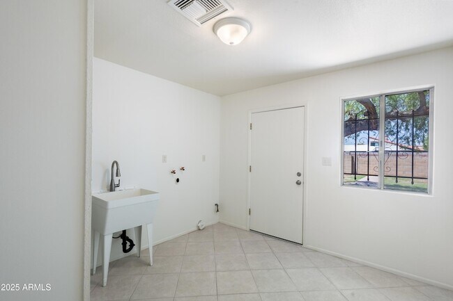 Building Photo - 5742 N 12th Pl