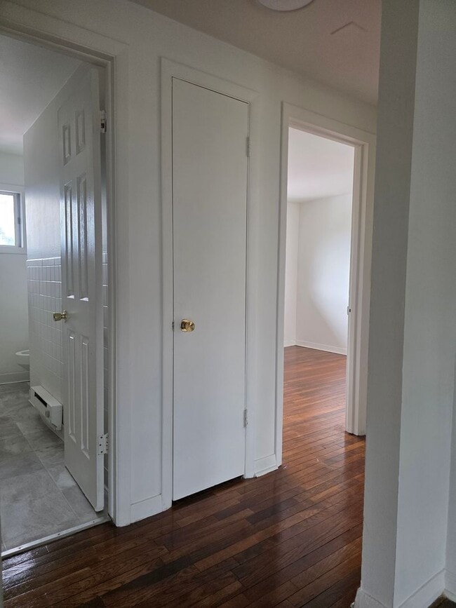 Building Photo - 2-bedroom upper