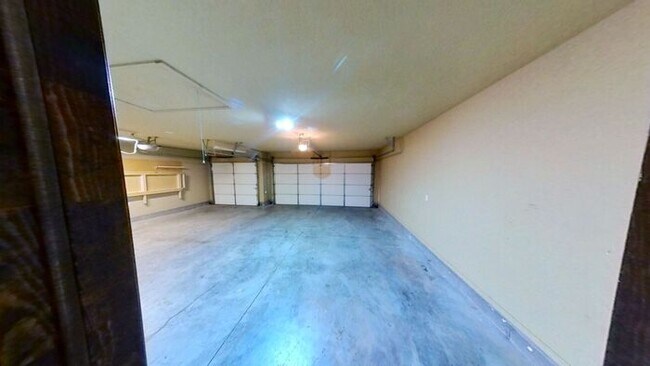 Building Photo - Yukon 4 Bed